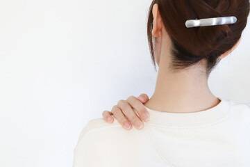 肩が盛り上がる原因！千葉市おすすめメニュー全身リンパマッサージで全身スッキリ♪